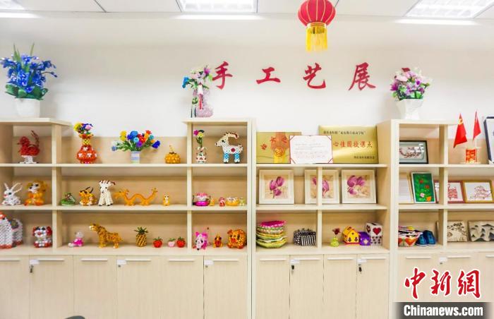 圖為“周婆婆手工坊”內(nèi)陳列的周有玉及學(xué)員作品。　陳鑫 攝