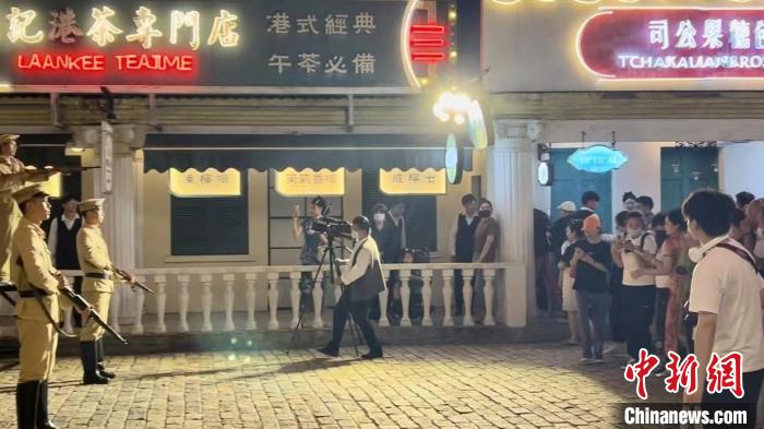 橫店“走進(jìn)電影”街頭演藝項(xiàng)目。　董易鑫 攝