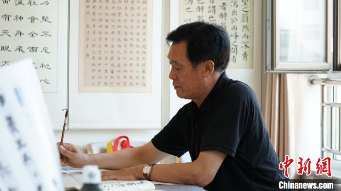 資料圖：甘肅金昌市金川區(qū)居家養(yǎng)老服務中心老人寫書法。魏建軍 攝