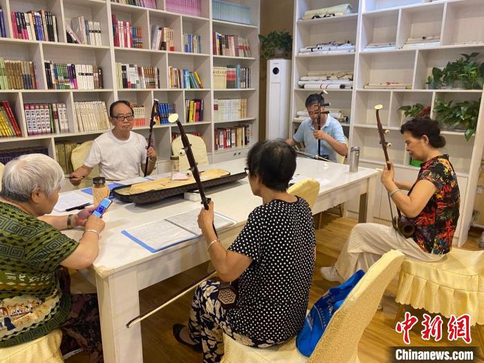資料圖：河北保定某社區(qū)的日間照料服務站內，老人們一起拉二胡?！≮w丹媚 攝