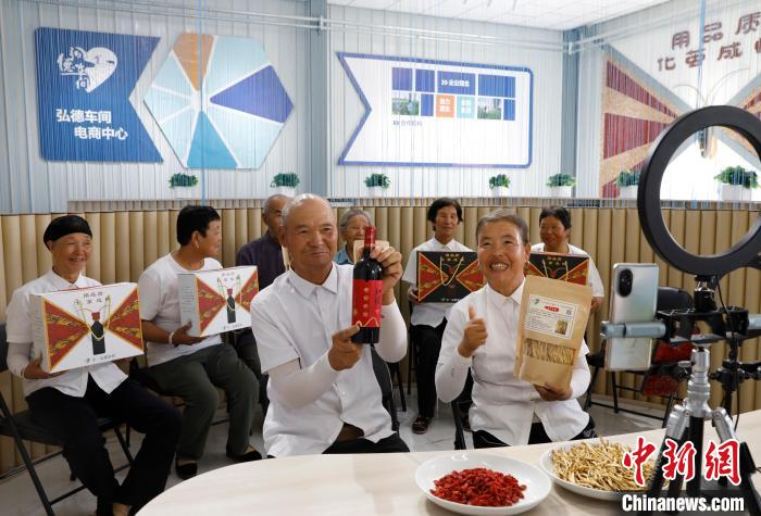 資料圖：老人在直播中推介當地農產品。楊迪 攝