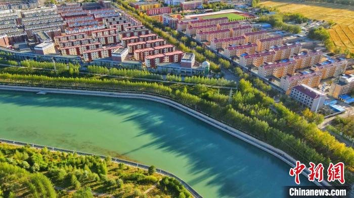 圖為海西州德令哈市住房矗立在巴音河畔，風(fēng)景秀麗?！“蛨D那生 攝