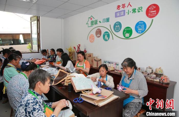 圖為脫貧人員在幫扶車間就業(yè)?！≈貞c人社供圖