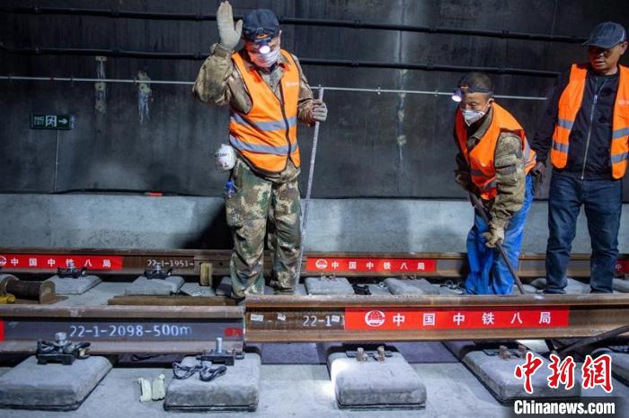 成昆鐵路復(fù)線峨冕段最后一對鋼軌鋪設(shè)到位。　劉忠俊 攝