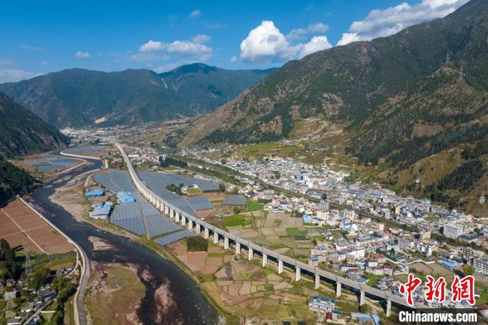 成昆鐵路復(fù)線峨冕段冕山特大橋。　劉忠俊 攝