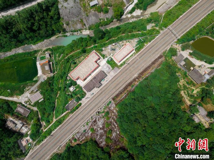 圖為航拍渝懷鐵路核桃園站。　鮮聯(lián)平 攝