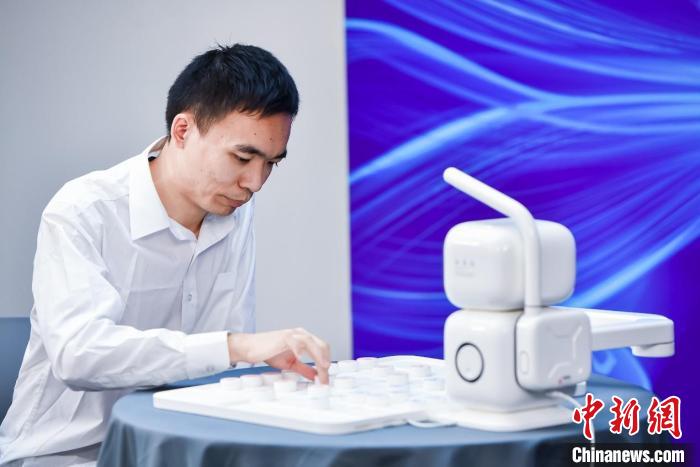 中國象棋大師曹巖磊與象棋機(jī)器人對(duì)弈 賽事組委會(huì) 供圖