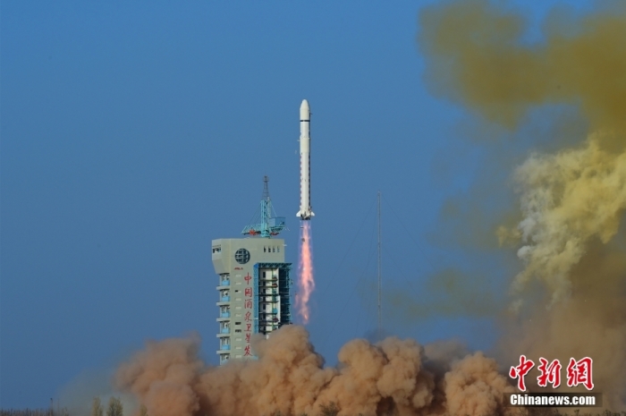 北京時間10月29日9時01分，中國在酒泉衛(wèi)星發(fā)射中心使用長征二號丁運載火箭，成功將試驗二十號C星發(fā)射升空，衛(wèi)星順利進(jìn)入預(yù)定軌道，發(fā)射任務(wù)獲得圓滿成功，該衛(wèi)星主要用于空間環(huán)境監(jiān)測等新技術(shù)在軌驗證試驗。汪江波 攝
