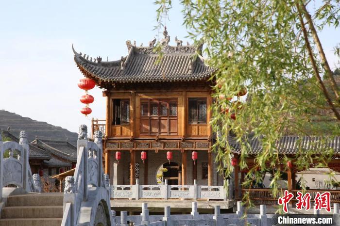 圖為秦州區(qū)平南鎮(zhèn)蘇灣村民俗莊園中的樓臺亭閣。(資料圖) 秦州區(qū)委宣傳部供圖