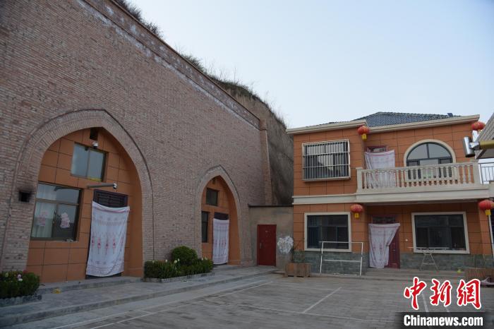 圖為慶陽市鎮(zhèn)原縣臨涇鎮(zhèn)路壕村加固后的窯洞農(nóng)房?！垖帉?攝