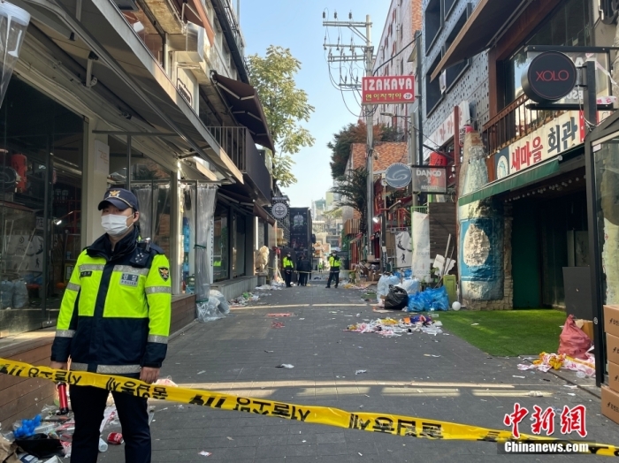 當?shù)貢r間10月29日晚，韓國首爾龍山區(qū)梨泰院發(fā)生大規(guī)模踩踏事故。截至目前，首爾梨泰院踩踏事故已造成上百人死傷。這起事故發(fā)生在梨泰院一巷子內(nèi)，目前該巷子已封鎖。圖為當?shù)貢r間10月30日，事發(fā)巷口已封路。 萬佳欣 攝