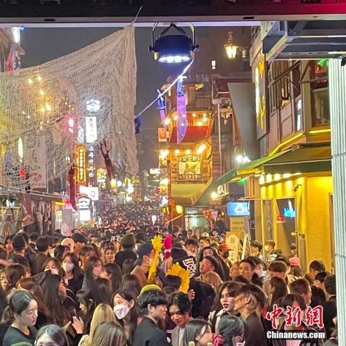 當(dāng)?shù)貢r間10月29日晚，韓國首爾龍山區(qū)梨泰院發(fā)生踩踏事故。圖為29日晚間，梨泰院附近聚集的人群。 <a target='_blank' href='/'>中新社</a>發(fā) 姜軼之 攝