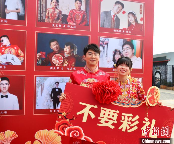 圖為參加“不要彩禮要幸?！奔w婚禮的新人在合影留念。　劉玉潔 攝