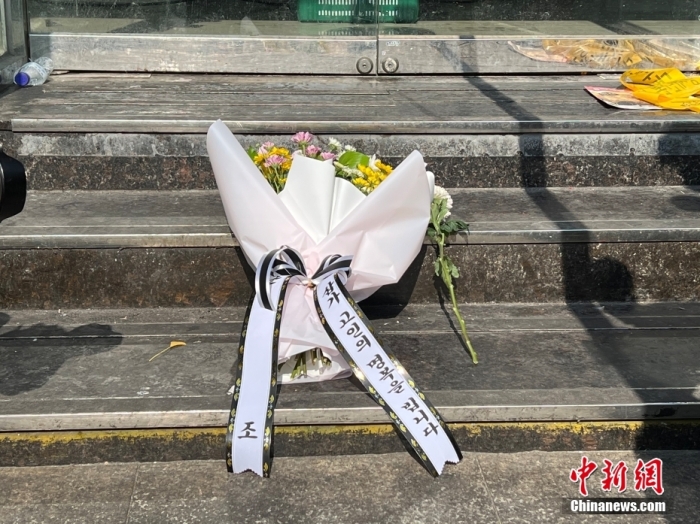 圖為當(dāng)?shù)貢r(shí)間10月30日，事發(fā)巷子口有民眾獻(xiàn)花哀悼。 <a target='_blank' href='/'>中新社</a>記者 劉旭 攝