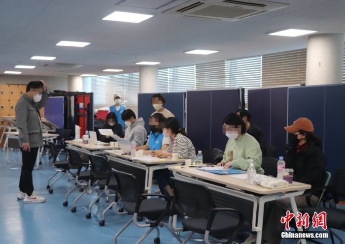 圖為當(dāng)?shù)貢r(shí)間10月30日，首爾漢南洞居民中心現(xiàn)場。 萬佳欣 攝