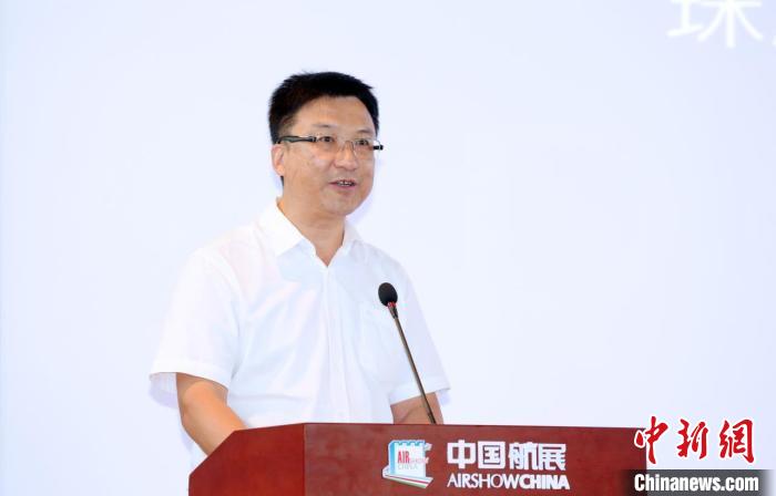 珠海航展有限公司董事長、總經(jīng)理孫潔峰在介紹?！￡懡B龍 攝