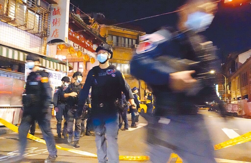 　　臺北市萬華地區(qū)19日晚間發(fā)生槍擊事件，警力布署艋舺青山宮，警匪對峙一段時間后，槍手最后自戕。(姚志平攝).jpg