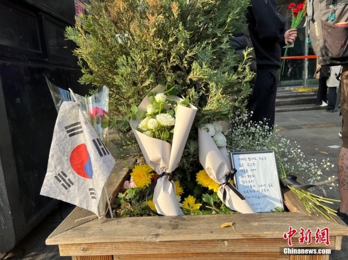 為當(dāng)?shù)貢r(shí)間10月30日，有民眾到事發(fā)地獻(xiàn)花哀悼。 <a target='_blank' href='/'>中新社</a>記者 劉旭 攝