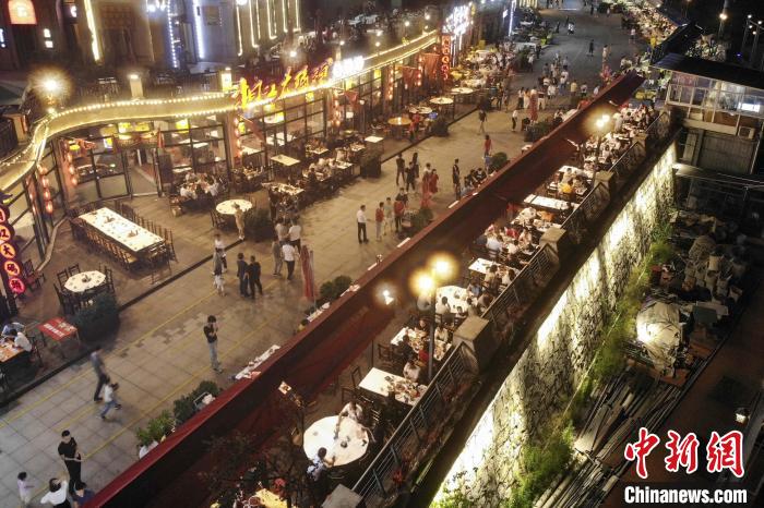 “中國十大夜經(jīng)濟(jì)影響力城市”長沙漁人碼頭的夜經(jīng)濟(jì)?！钊A峰 攝