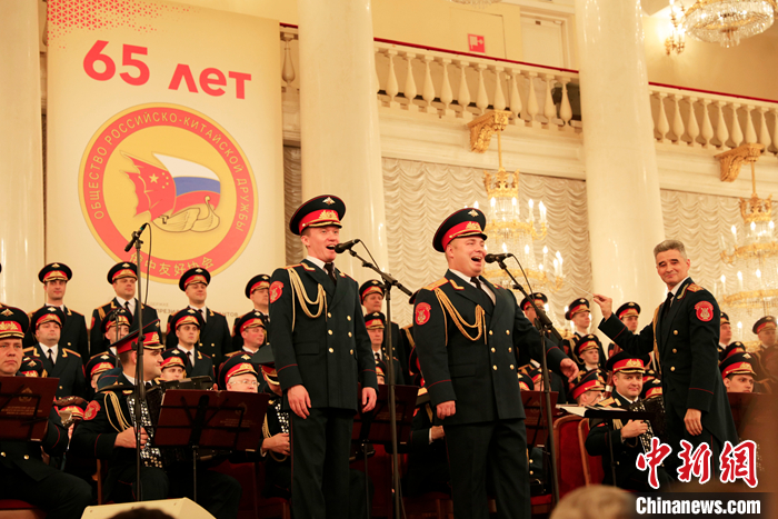 俄羅斯軍隊(duì)亞歷山大紅旗歌舞團(tuán)獻(xiàn)上精彩演出。 <a target='_blank' href='/'>中新社</a>記者 田冰 攝