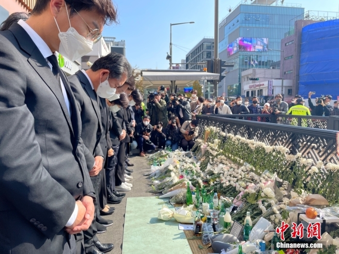 當(dāng)?shù)貢r(shí)間2022年10月31日，韓國(guó)首爾市龍山區(qū)梨泰院站1號(hào)口，漢密爾頓酒店樓下，民眾送來(lái)鮮花和祭品悼念遇難者。29日晚間，首爾市龍山區(qū)梨泰院發(fā)生嚴(yán)重踩踏事故，截至當(dāng)?shù)貢r(shí)間31日6時(shí)，首爾踩踏事故已造成154人遇難，149人受傷，其中33人重傷，116人輕傷。<a target='_blank' href='/'>中新社</a>記者 劉旭 攝
