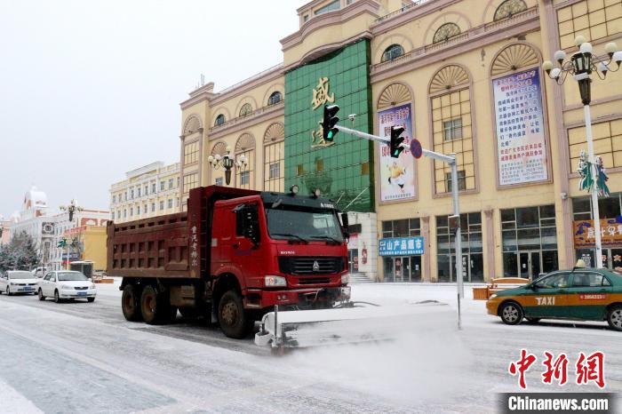 清雪機械晝夜兩班交替清理積雪?！∩厶炖?攝