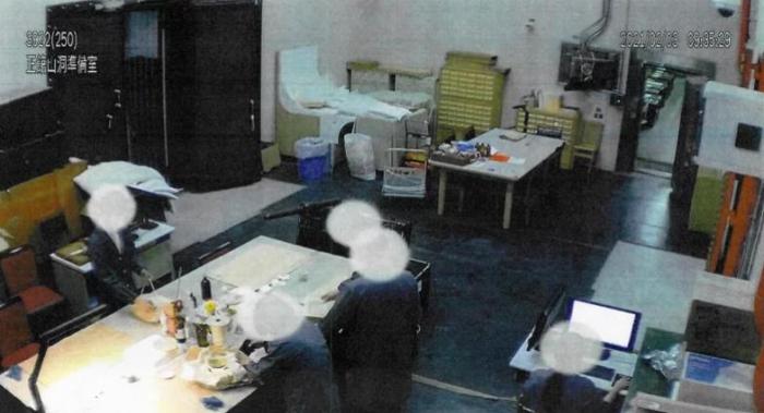臺北故宮博物院編號16986“明 弘治款 嬌黃綠彩雙龍小碗”瓷器破損監(jiān)視器畫面。。圖片來源：臺灣《聯(lián)合報》翻攝自臺北故宮博物院調(diào)查報告。