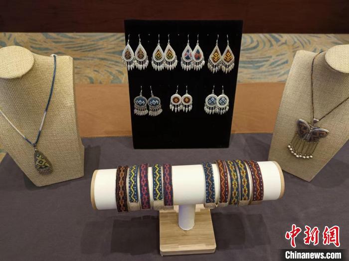 “母山咖啡”杯2022海南省第七屆旅游商品大賽1日在?？谂e行，圖為黎錦飾品?！堅潞?攝