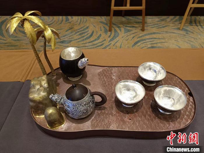 “母山咖啡”杯2022海南省第七屆旅游商品大賽1日在?？谂e行，圖為采用椰雕和鑲銀工藝制作的工藝品?！堅潞?攝
