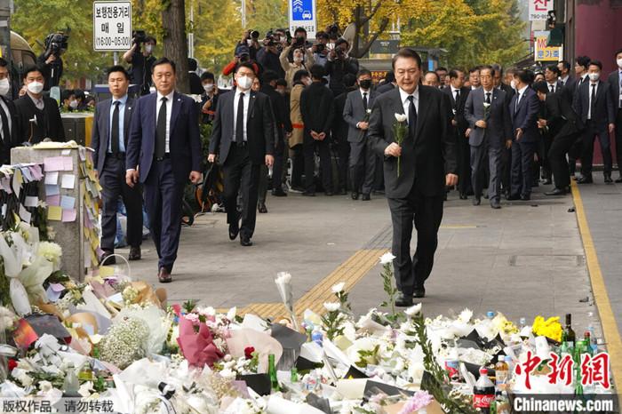 2022年11月1日，尹錫悅前往現(xiàn)場悼念首爾踩踏事故遇難者。