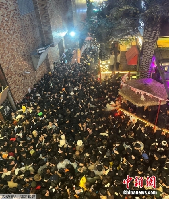 圖為當(dāng)?shù)貢r(shí)間10月29日晚，梨泰院踩踏現(xiàn)場的巷子里擠滿人群。
