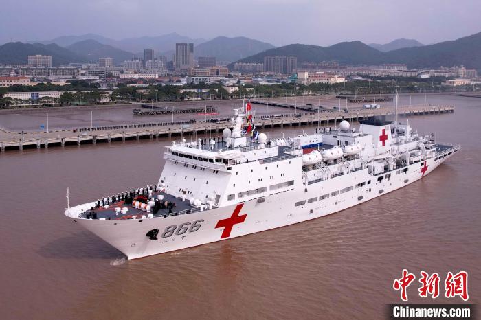 執(zhí)行“和諧使命-2022”任務(wù)的中國(guó)海軍“和平方舟”號(hào)醫(yī)院船從浙江舟山某軍港解纜啟航?！『＼姽﹫D