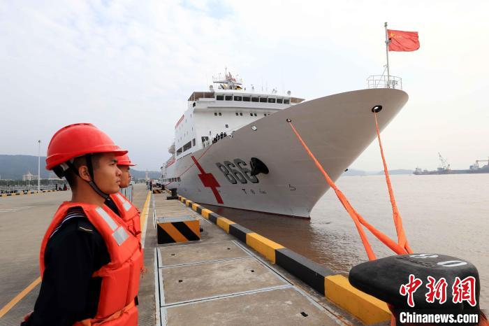 執(zhí)行“和諧使命-2022”任務(wù)的中國(guó)海軍“和平方舟”號(hào)醫(yī)院船從浙江舟山某軍港解纜啟航?！∑押Ｑ?攝
