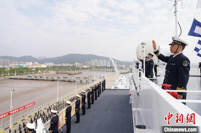 執(zhí)行“和諧使命-2022”任務(wù)的中國(guó)海軍“和平方舟”號(hào)醫(yī)院船從浙江舟山某軍港解纜啟航?！O飛 攝