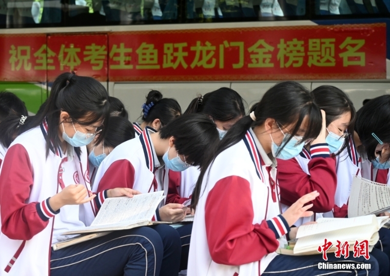 資料圖：考生們認(rèn)真溫習(xí)。 <a target='_blank' href='/'>中新社</a>記者 翟羽佳 攝
