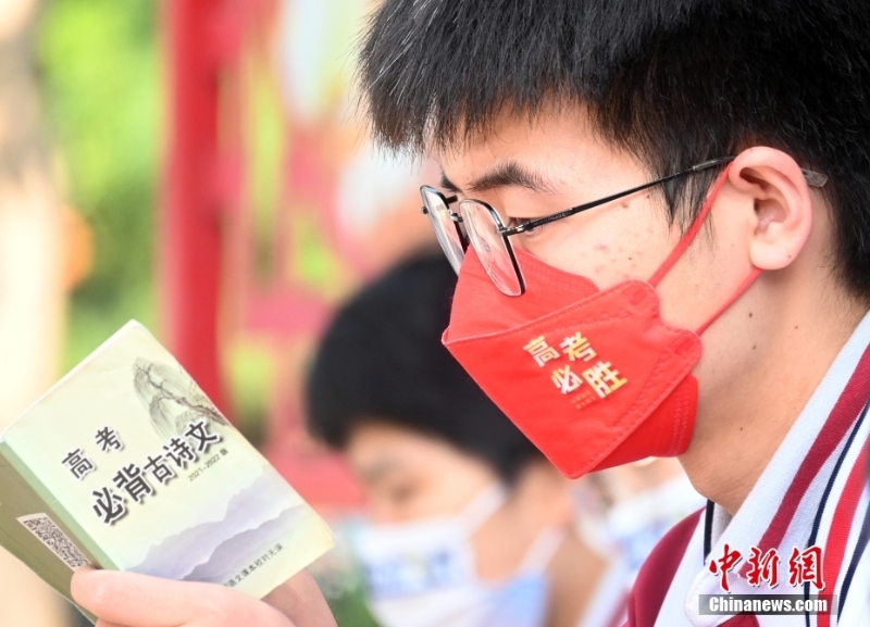 資料圖：戴著“高考必勝”口罩的考生正在溫習(xí)古詩(shī)文。<a target='_blank' href='/'>中新社</a>記者 翟羽佳 攝