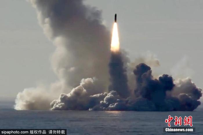 資料圖：俄羅斯堪察加半島，俄北方艦隊(duì)“尤里·多爾戈魯基”號(hào)核潛艇發(fā)射“布拉瓦“洲際彈道導(dǎo)彈。圖片來(lái)源：Sipaphoto版權(quán)作品 禁止轉(zhuǎn)載