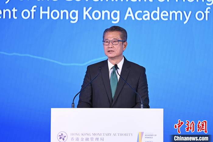 11月3日，香港金融管理局舉辦的國(guó)際金融領(lǐng)袖投資峰會(huì)在港交所的香港金融大會(huì)堂舉行“與國(guó)際投資者對(duì)話”研討會(huì)，特區(qū)政府財(cái)政司司長(zhǎng)陳茂波作主題演講。 <a target='_blank' href='/'>中新社</a>記者 李志華 攝
