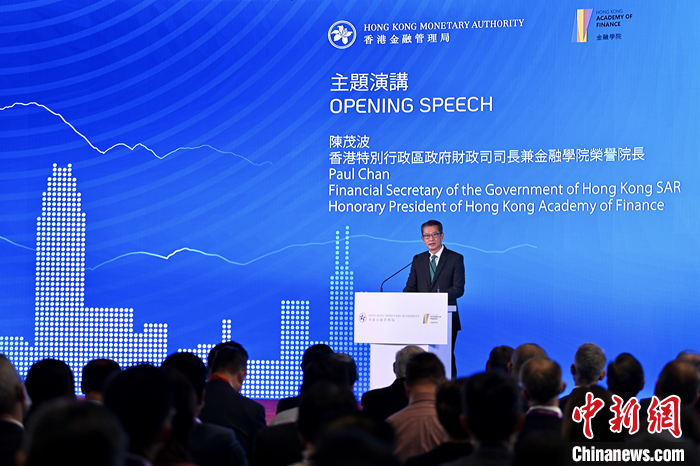 11月3日，香港金融管理局舉辦的國(guó)際金融領(lǐng)袖投資峰會(huì)在港交所的香港金融大會(huì)堂舉行“與國(guó)際投資者對(duì)話”研討會(huì)，特區(qū)政府財(cái)政司司長(zhǎng)陳茂波作主題演講。 <a target='_blank' href='/'>中新社</a>記者 李志華 攝