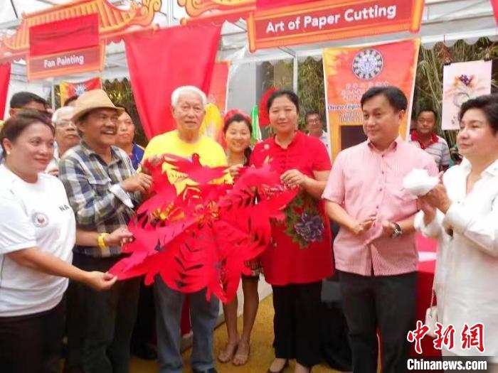 資料圖。吳立喜的剪紙作品受到菲律賓民眾的喜愛?！橇⑾补﹫D