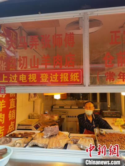 大馬弄里，銷售白切山羊肉的店鋪 謝盼盼 攝