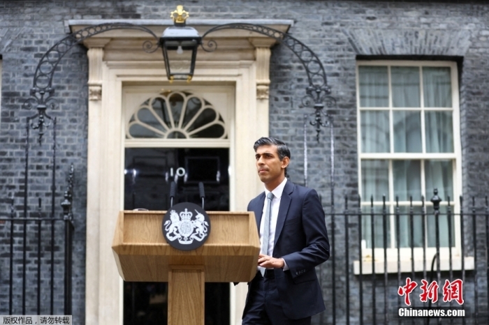當(dāng)?shù)貢r(shí)間10月25日，英國新首相里希·蘇納克在英國首相府外發(fā)表就職演講?，F(xiàn)年42歲的里?！ぬK納克在白金漢宮接受英國國王查爾斯三世的正式任命，成為英國第57任首相。蘇納克父母均是印度裔移民。他是英國歷史上第一位印度裔首相，以及英國200多年來最年輕的首相。