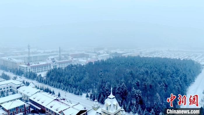 “神州北極”漠河市迎來(lái)今年入冬以來(lái)首場(chǎng)暴雪?！∩厶炖?攝