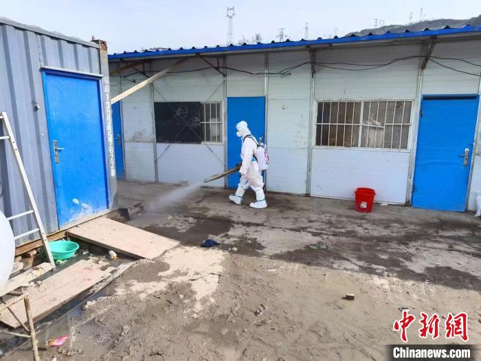 正在進(jìn)行消殺工作的李曉艷。　李曉艷提供