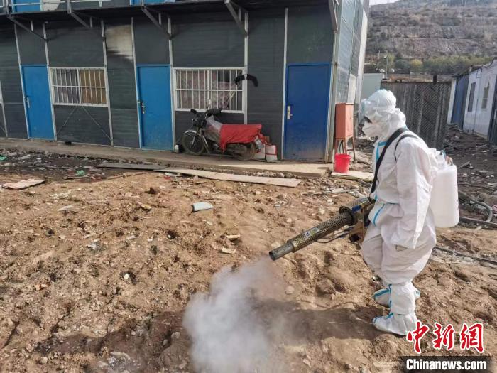 正在進(jìn)行消殺工作的李曉艷?！±顣云G提供