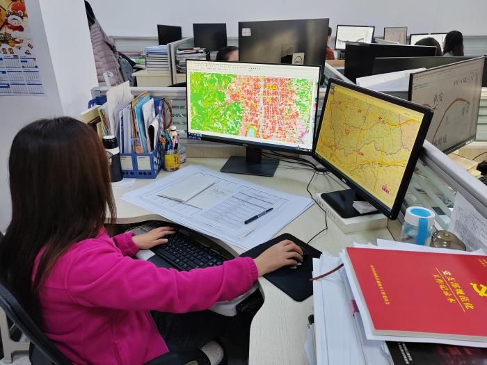 一張紙質(zhì)地圖，制作需要通過(guò)測(cè)、編、繪、印四個(gè)步驟。圖為工作人員正在處理外業(yè)調(diào)繪數(shù)據(jù)。　高瑞峰 攝