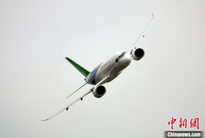 中國(guó)C919大型客機(jī)在航展上進(jìn)行精彩飛行表演?！?lt;a target='_blank' href='/'>中新社</a>記者 孫自法 攝