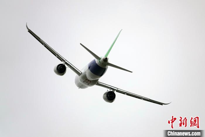 中國(guó)C919大型客機(jī)在航展上進(jìn)行精彩飛行表演?！?lt;a target='_blank' href='/'>中新社</a>記者 孫自法 攝