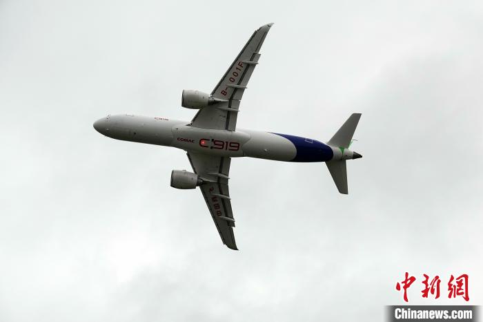 中國(guó)C919大型客機(jī)在航展上進(jìn)行精彩飛行表演?！?lt;a target='_blank' href='/'>中新社</a>記者 孫自法 攝