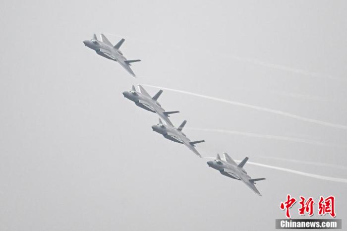 圖為殲-20在航展上表演。